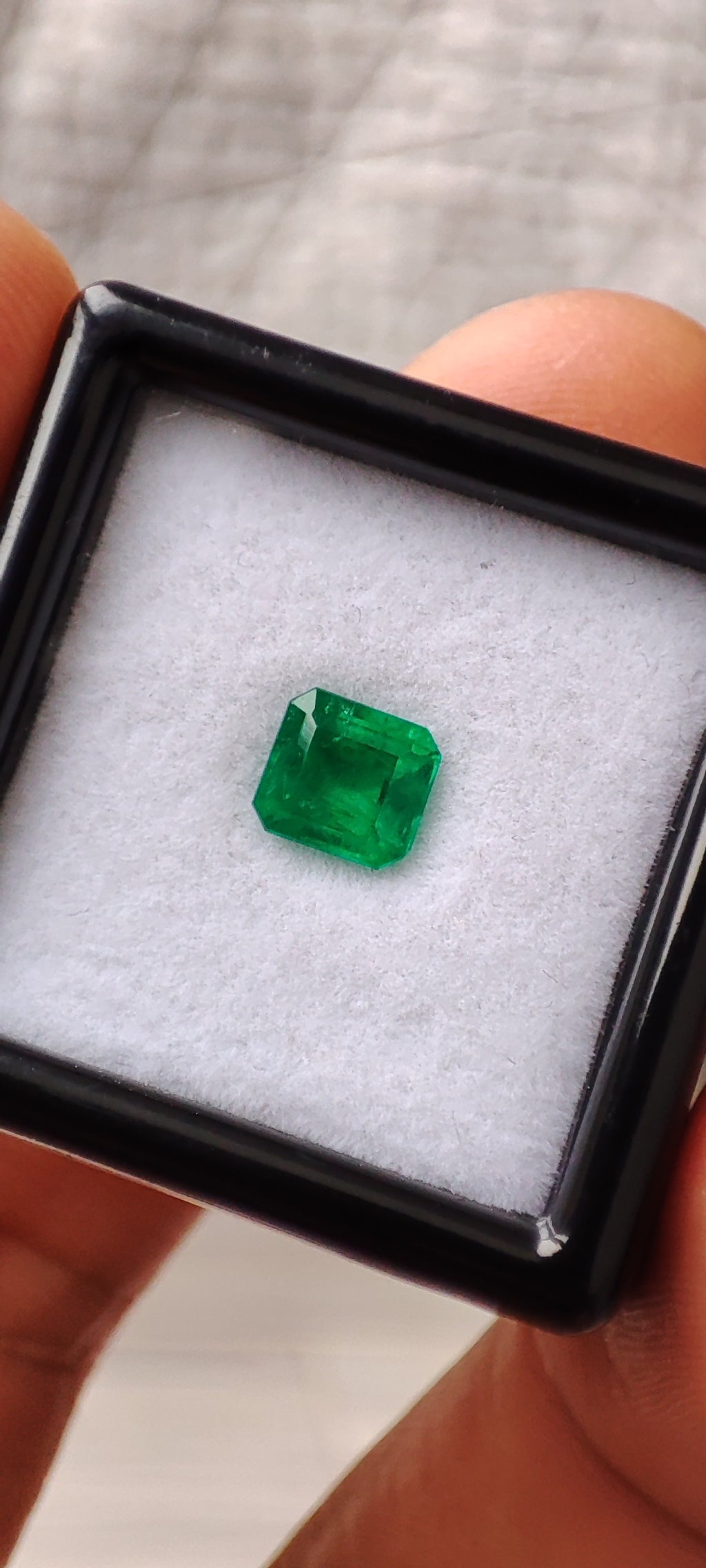 Emerald 0.78 ct - 5.87 x5.43