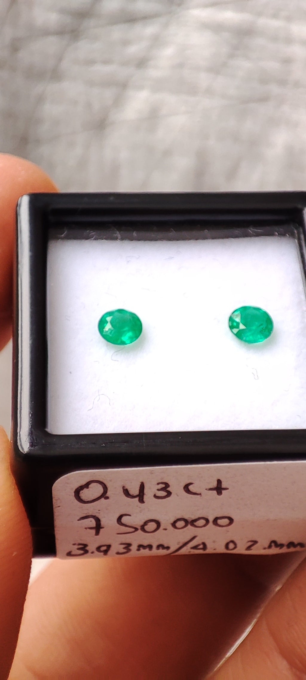Emerald 0.43 ct - 3.93 mm & 4.02 mm