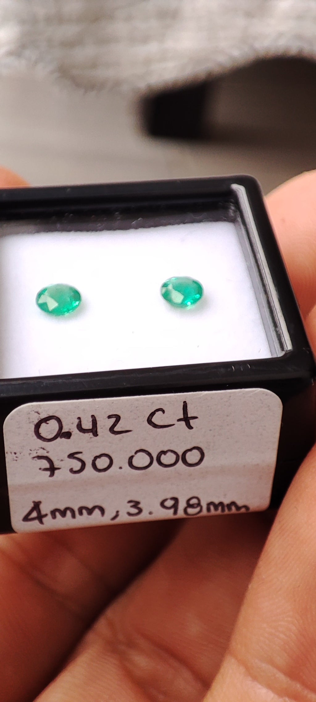 Emerald 0.42 ct - 4 mm & 3.98 mm