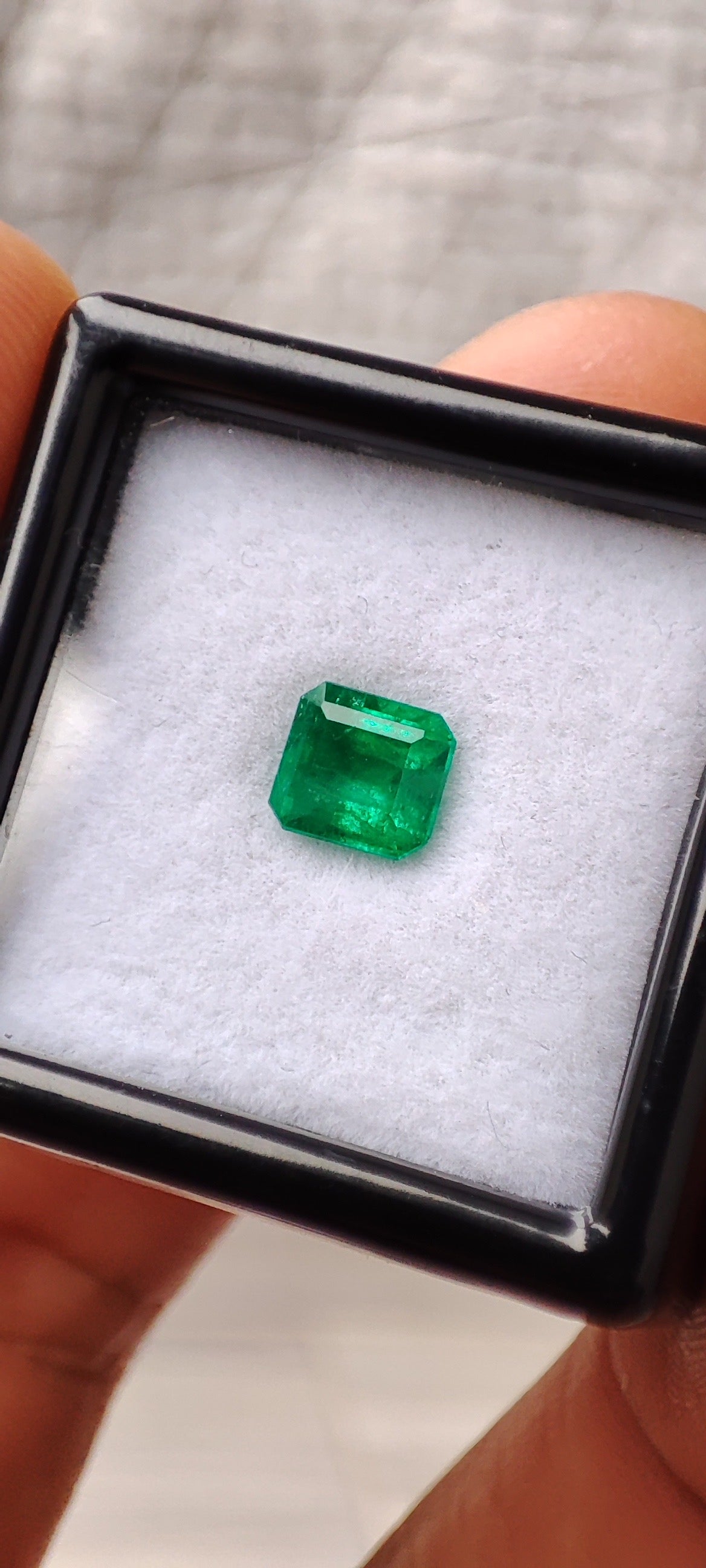 Emerald 0.78 ct - 5.87 x5.43