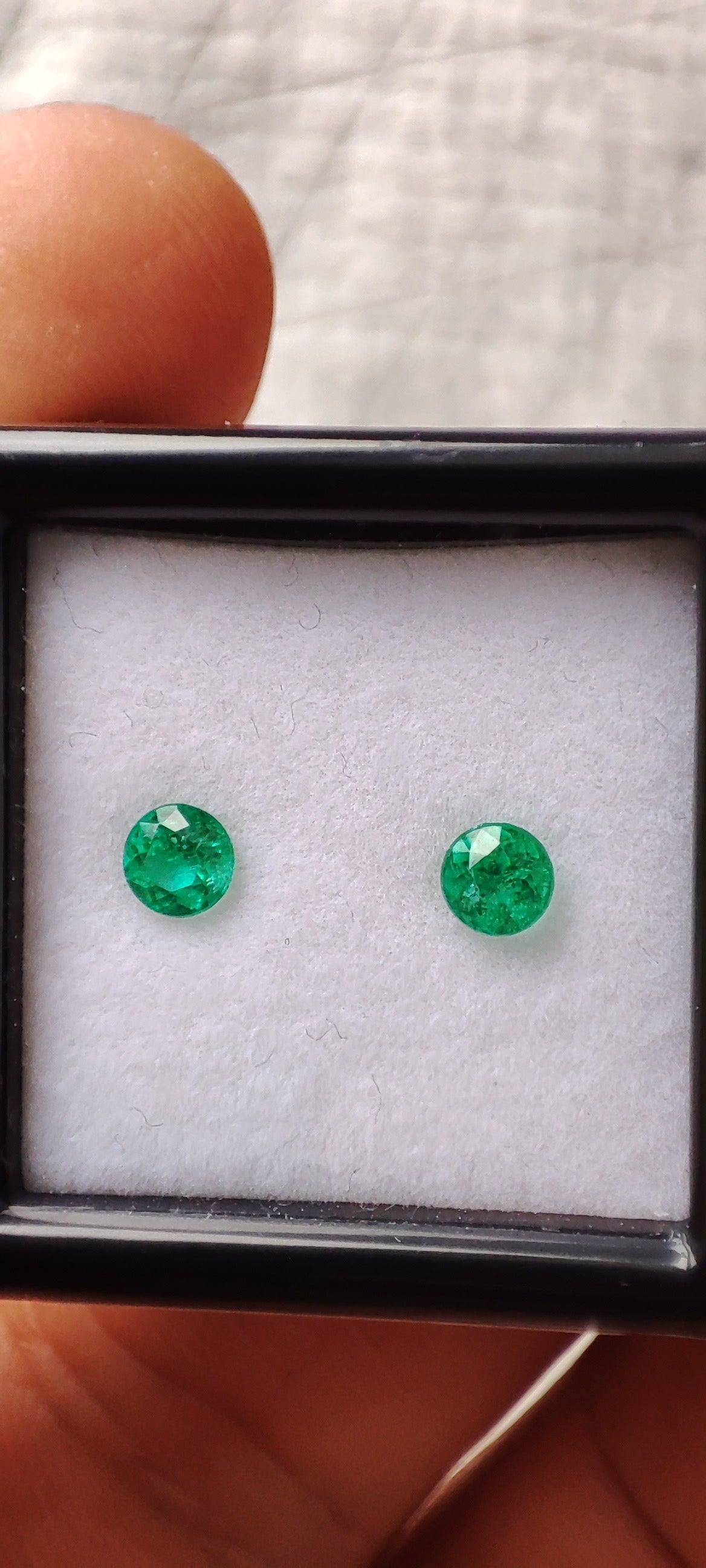 Emerald 0.45 ct - 3.93 mm & 3.90 mm