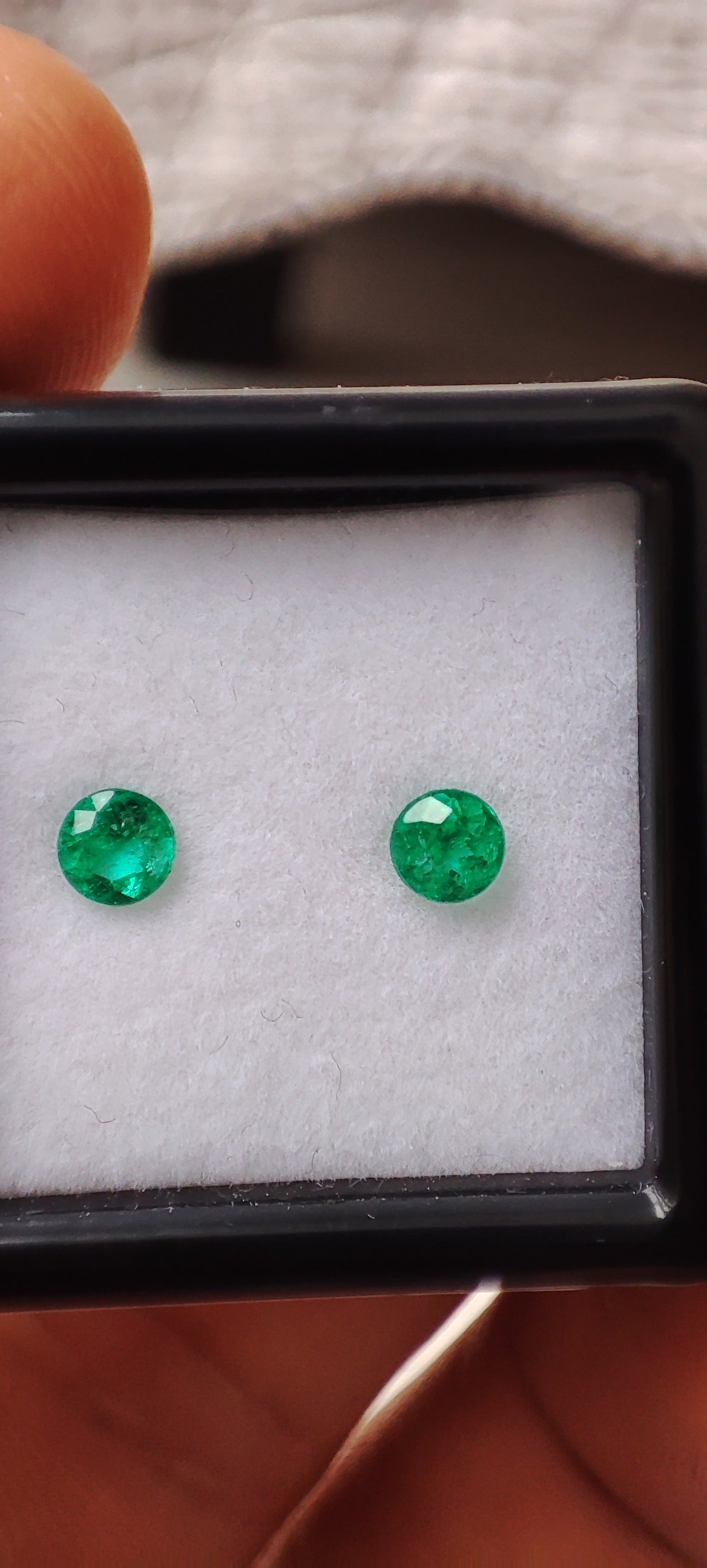 Emerald 0.45 ct - 3.93 mm & 3.90 mm
