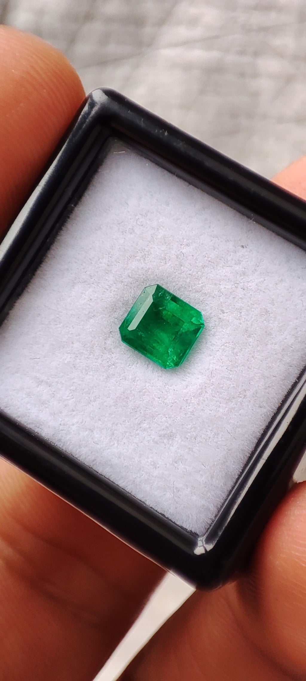 Emerald 0.78 ct - 5.87 x5.43