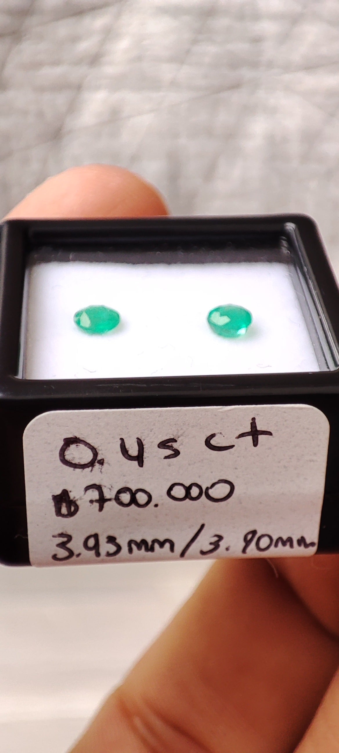 Emerald 0.45 ct - 3.93 mm & 3.90 mm