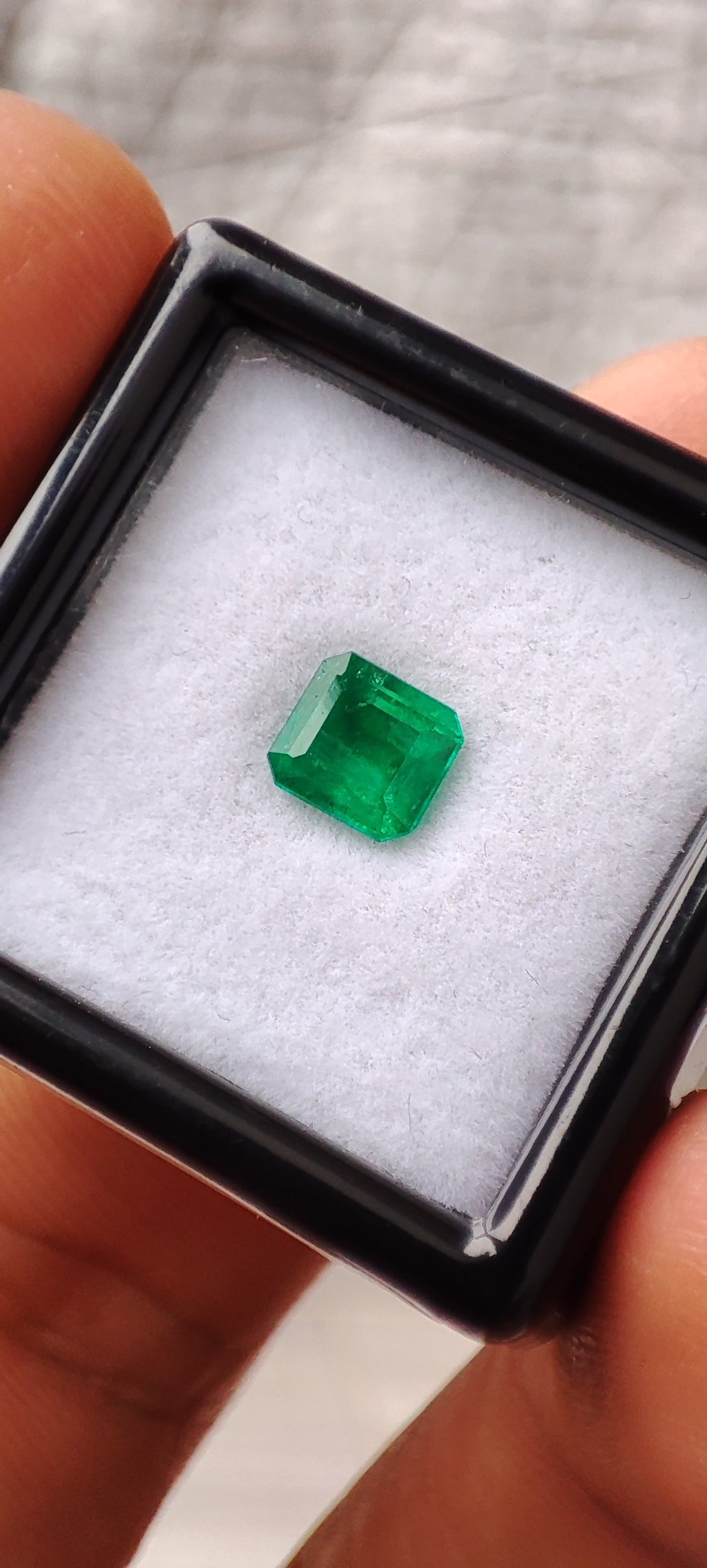 Emerald 0.78 ct - 5.87 x5.43
